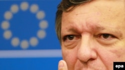 Jose Manuel Barroso speaks to journalists after his reelection.