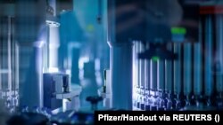 Виробництво вакцини проти COVID-19. Транспортувати вакцину треба при температурі нижчій від 70 градусів за Цельсієм