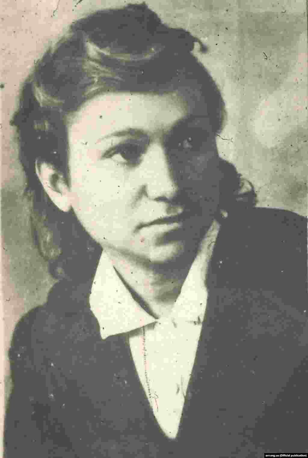 Людмила ФОЯ Псевдо: «АПРЄЛЬСКАЯ», «МАЛА», «ОКСАНА», «ПЕРЕЛЕСНИК», «ТІТКА» Діяльність: агентеса-дворушниця ***** У січні 1944-го оунівку Фою арештували чекісти і змусили працювати на себе. Утім, вона не лише не здала своїх побратимів, але і використала це на користь українському підпіллю. завдяки Фої повстанці змогли знищити кілька радянських агентів, за що вона була оголошена радянською владою у всесоюзний розшук.  У 1950 році, коли чекісти випадково натрапили на групу повстанців, в якій була і Фоя, вона, не бажаючи здатись у руки радянському ворогу, підірвала себе гранатою.