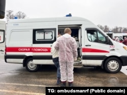 Російського полоненого супроводжують у білоруський автомобіль швидкої допомоги під час чергового обміну між Росією та Україною на прикордонному переході «Нова Гута». 18 січня 2025 року. Джерело: офіційний Telegram-канал уповноваженої з прав людини РФ Тетяни Москалькової