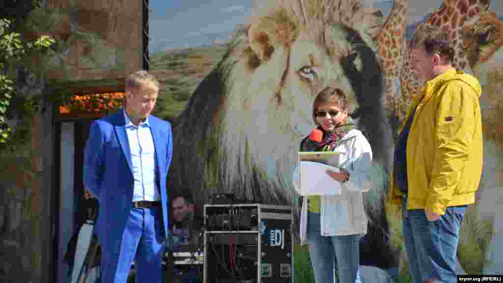 Перед зрителями с приветственными словами выступили директор сафари-парка «Тайган» Олег Зубков 