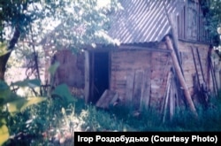 У цьому сараї прожила моя бабуся з матір’ю майже всю війну. Світлина 1998 року