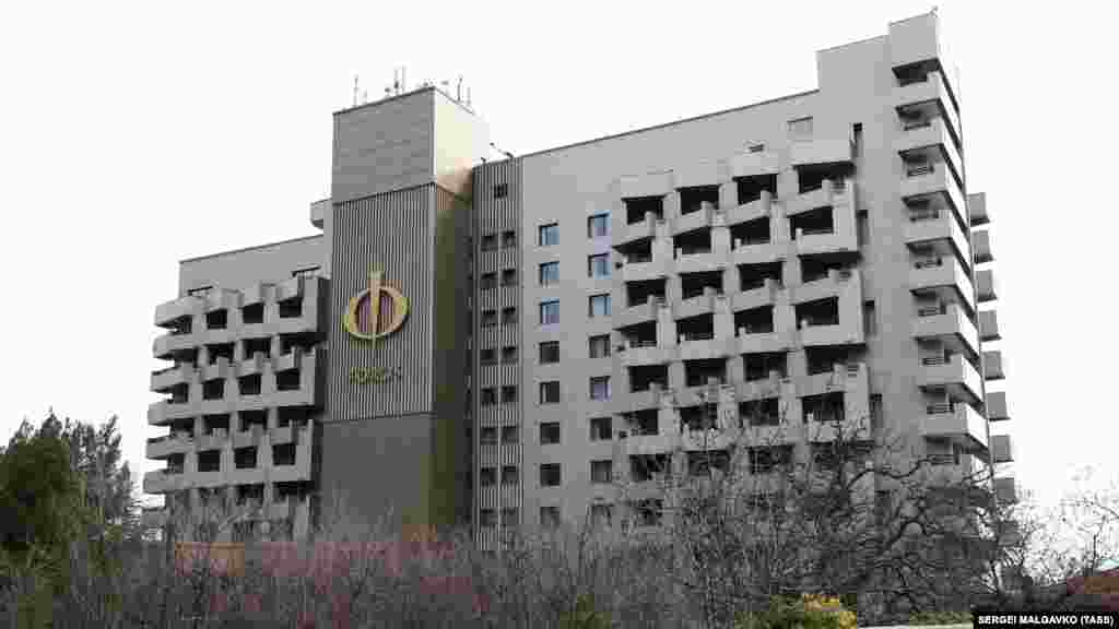 «При этом санаторий «Форос», который расположен внутри Форосского парка, находится в частной собственности. Он оформлен как одноименное юридическое лицо – общество с ограниченной ответственностью «Парк Форос» и контролируется акционерным обществом «Рестор», – добавляет журналист из Севастополя.  Аксельрод поясняет, что до 2014 года, по сообщениям СМИ, санаторий Форос и близлежащий парк принадлежали структурам, близким к украинскому олигарху Игорю Коломойскому. Давид Аксельрод отмечает, что впоследствии санаторий «национализировали» российские власти Крыма