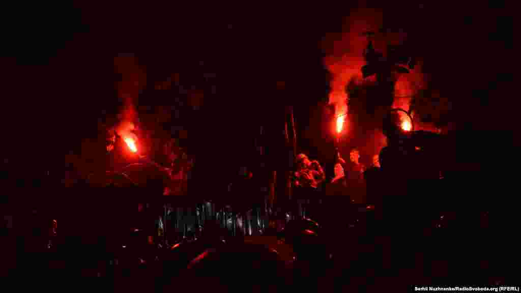 Представники цивільного корпусу «Азов» та місцеві мешканці увійшли на територію, де раніше забарикадувалися невідомі, що представлялися будівельники від «Київміськбуду». Святошинський провулку у Києві, 8 вересня 2016 року БІЛЬШЕ ПРО ЦЕ  