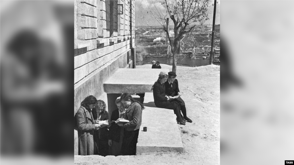 Несмотря на осадное положение, обычная жизнь в городе продолжалась. Учебный процесс – в том числе. Лишь во время немецкого авианалета или артобстрела ученики с книжками перебирались ко входу в бомбоубежище, оборудованное в подвале школы. На фото: ученики у входа в бомбоубежище под школой в Севастополе, апрель 1942 года