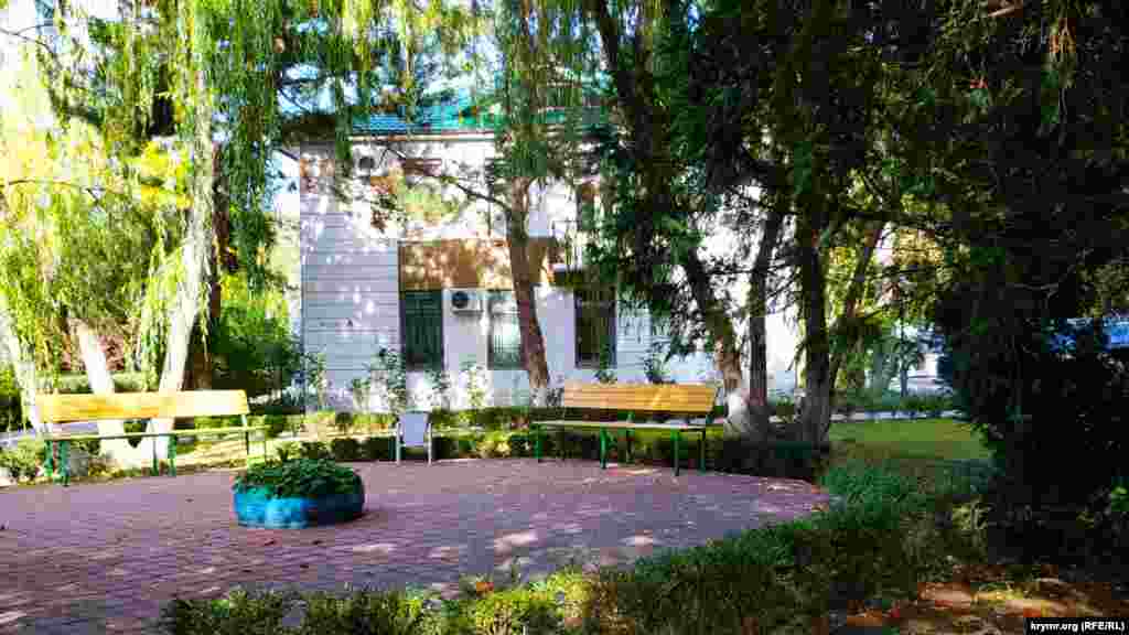 В этом здании уже более двадцати лет располагается пророссийский фонд «Москва-Крым». Сейчас здесь также находятся различные офисы