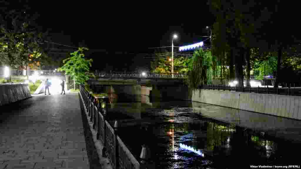 Набережная возле реки Салгир. Как выглядит центральная часть Симферополя поздним вечером – смотрите в фотогалерее