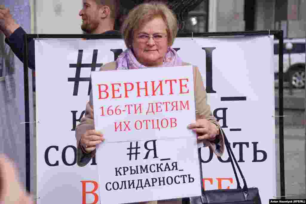 Львовяне фотографировались, держа в руках лозунги: «Я – «Крымская солидарность», «Верните детям их родителей»