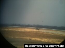 «Через бінокль знято наш танк, коли до нас їхали хлопці під час «перемир’я», тоді три танки і БМП – всі підбили. Ми з усієї зброї били по «сєпарах», щоб екіпаж евакуювався, їм це вдалося. Але всю ніч мусили по ньому стріляти, бо «сєпари» хотіли його забрати. Наступного дня наша «арта» його знищила» – Ростислав Смусь