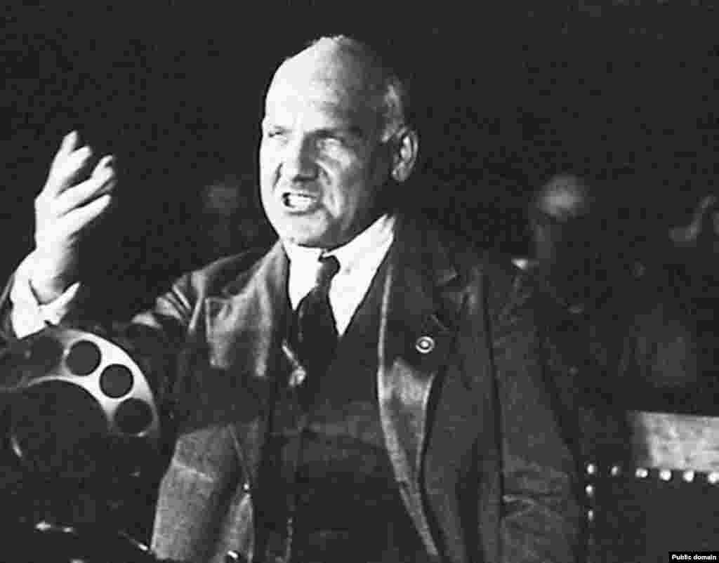 Обвинитель Н. В. Крыленко выступает в зале суда. Кинокадр. Документальный фильм «Дело об экономической контрреволюции». Киностудия Совкино, 1928 г. РГАКФД