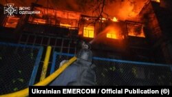 Рятувальники гасять пожежу після одного з попередніх російських ударів по Одесі, травень 2025 року