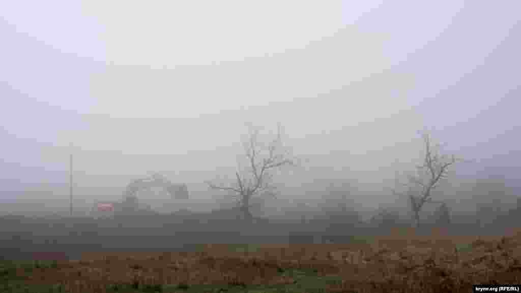 Поворот на «крылатую» гору у села Подгорное внезапно заволокло туманом со стороны моря