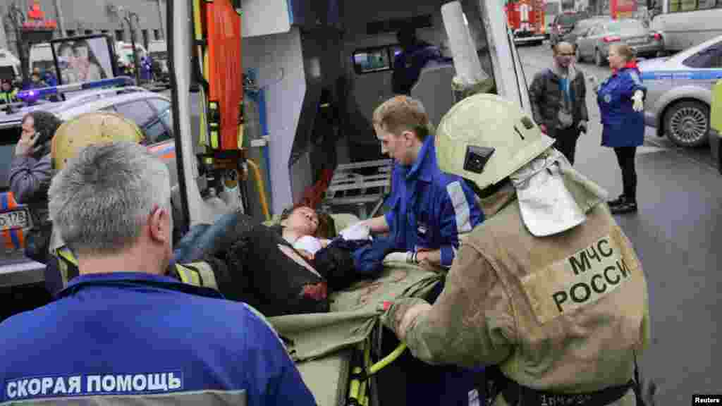 «Консул в Санкт-Петербурге принимает оперативные меры для выяснения возможного наличия среди пострадавших граждан Украины», – говорится в сообщении консульской службы МИД в Twitter