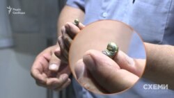 Сергій Колядін розкусив патрон, який витягнув з балістичного пластиліну, й показав журналістам