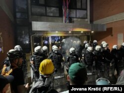 Policija na ulazu u Filozofski fakultet, Novi Sad, Srbija, 5. septembar 2025.