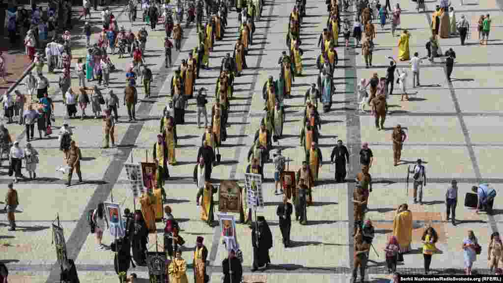 Хода духівництва та вірян ПЦУ вирушила від Собору Святої Софії до пам’ятника рівноапостольному князю Володимиру-Хрестителю.   