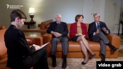 Сенаторы США (на диване – слева направо): Джон Маккейн, Эми Клобушар и Линдси Грэм (во время интервью Украинской службе Радио Свобода, Киев, 30 декабря 2016 г.)