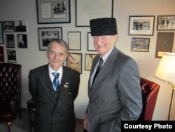 Лідер кримськотатарського народу Мустафа Джемілєв (ліворуч) і американський політолог, соціолог та державний діяч Збігнєв Бжезінський. Вашингтон, 15 грудня 2010 року