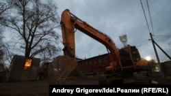 Экскватор на фоне бани, фото сделано 27 октября.