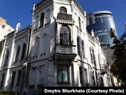 Будівля колишнього Міністерства шляхів (тоді Бібіковський бульвар, 34, зараз – бульвар Тараса Шевченка, 34), де напередодні антигетьманського повстання зібралися його керівники і вирішили утворити свій керівний орган – Директорію УНР