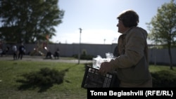 ნანი წულაია გლდანის ციხესთან სააღდგომო ნობათით ხელში, რომელიც გიორგი მინდაძეს უნდა შეუგზავნოს.