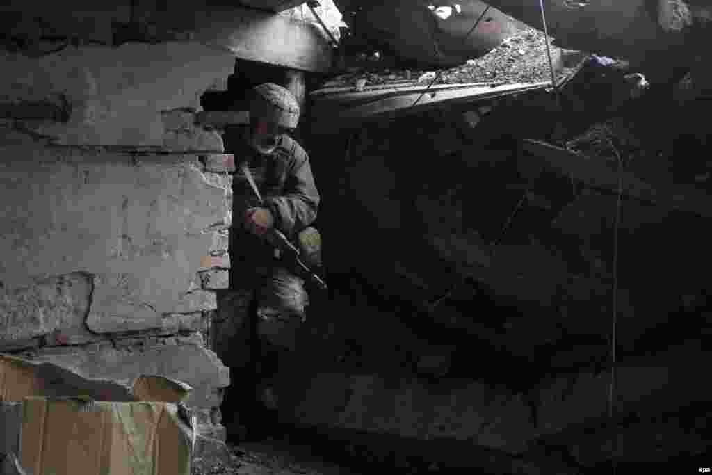 Український військовий чергує на одній з бойових позицій шахти «Бутівка»,  Донецька область, 11 травня 2017 року ПЕРЕГЛЯНЬТЕ ФОТОГАЛЕРЕЮ