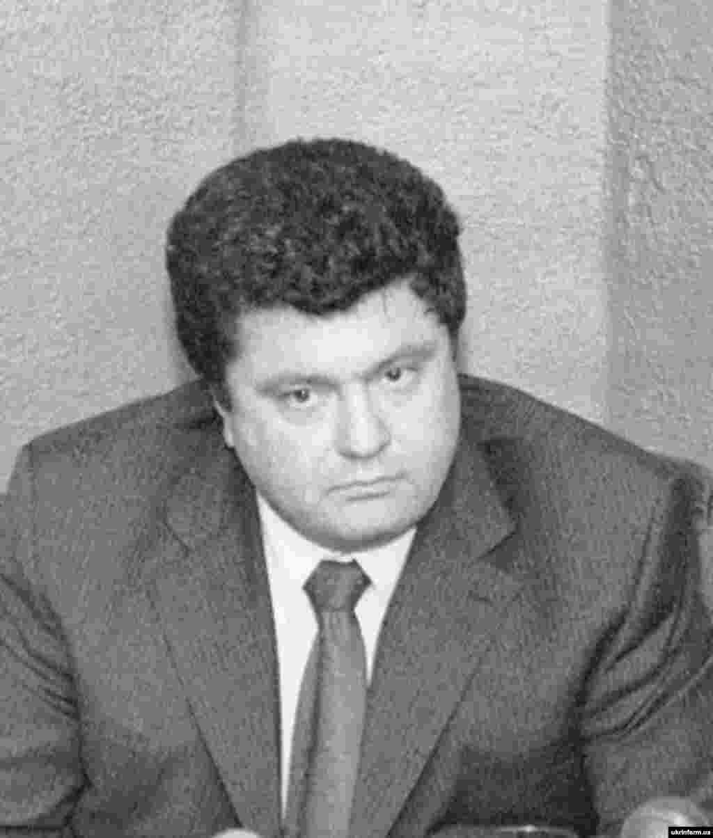 На прес-конференції, яка відбулася 16 листопада 2000 року, керівники п’яти українських політичних організацій оголосили про намір об’єднатися в єдину політичну силу. Це – Партія регіонального відродження України (голова – народний депутат України Володимир Рибак), Партія праці (голова – Валентин Ландик), Партія солідарності України (голова – народний депутат України Петро Порошенко), Партія &laquo;За красиву Україну&raquo; (голова – народний депутат України Леонід Черновецький), Всеукраїнська партія пенсіонерів (голова – Геннадій Самофалов). На фото: голова Партії солідарності України, народний депутат України Петро Порошенко. Київ, 16 листопада 2000 року