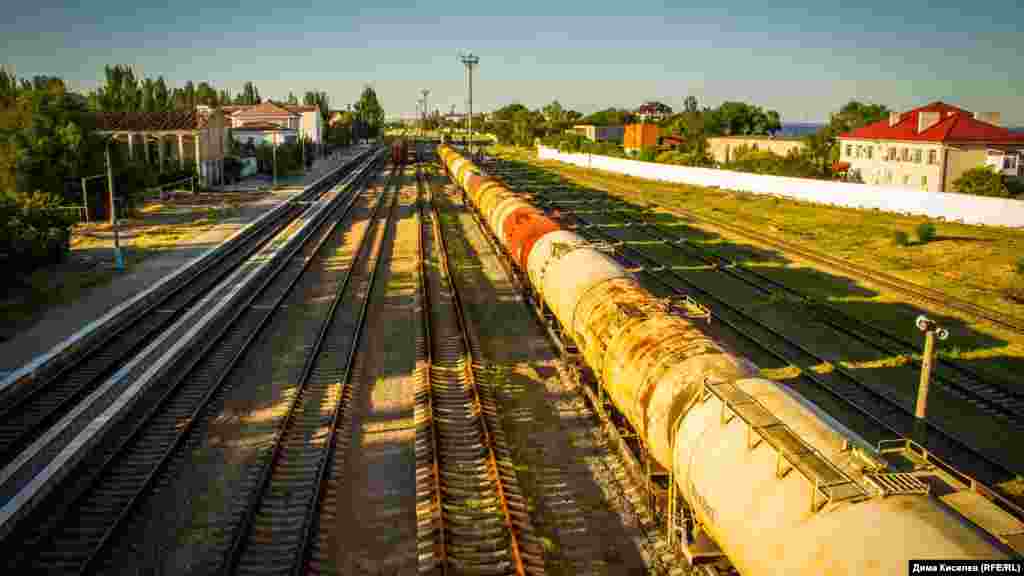 Сегодня через железнодорожную станцию «Айвазовская» ходят только пригородные поезда. Работают направления до Армянска, Джанкоя, Владиславовки, Керчи и обратно. Стоимость проезда – от 110 рублей (около 45 грн)
