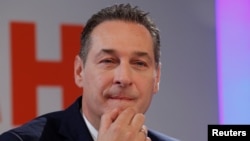 Штрахе заявив, що не порушував ніяких законів, а відеозапис зафіксував «незручну п'яну справу»