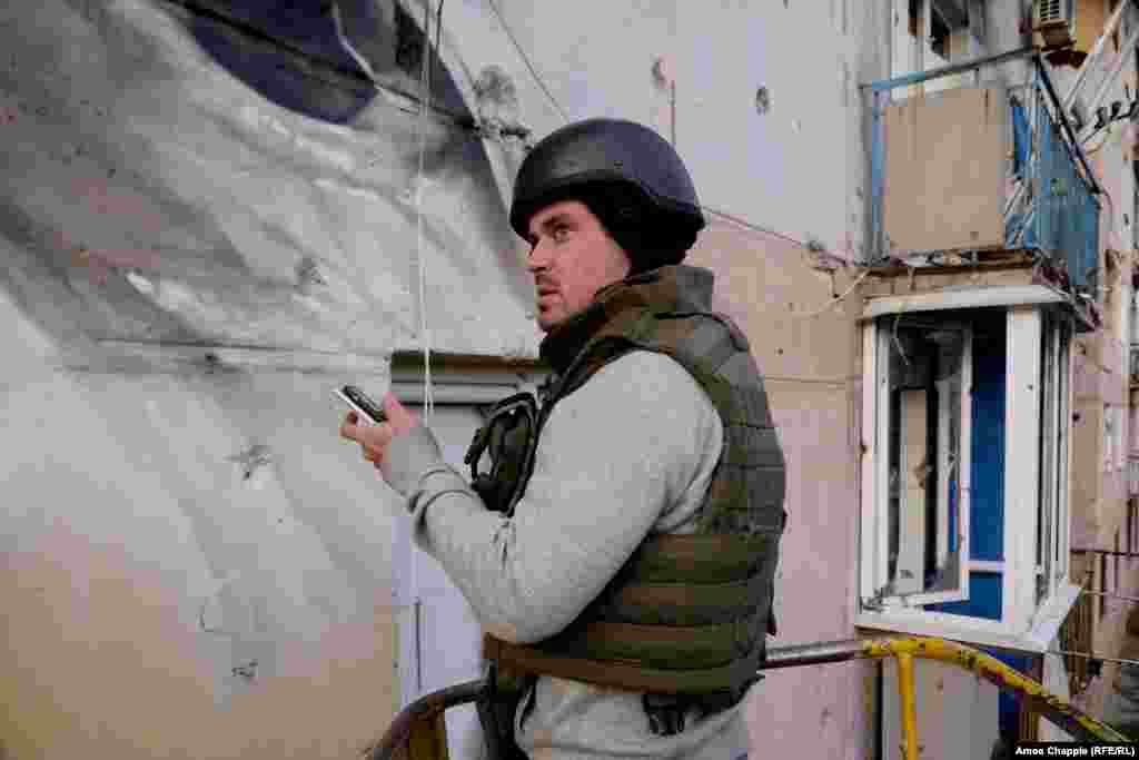 Несколько дней, которые ван Хелтен работал над муралом, во второй половине дня раздавались звуки взрывов и пулеметные очереди. Вскоре после того, как была сделана эта фотография, ван Хелтен спросил: «Если сепаратисты прорвут линию обороны или пойдут в наступление, мы же про это узнаем, да?»