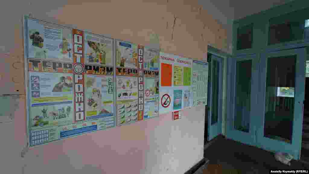 Главное место в фойе отведено стенду «Осторожно – терроризм»