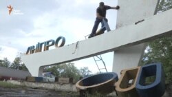 У стели при в'їзді в Дніпропетровськ зрізали «петровськ» (відео) У стели при в'їзді в Дніпропетровськ зрізали «петровськ» (відео)