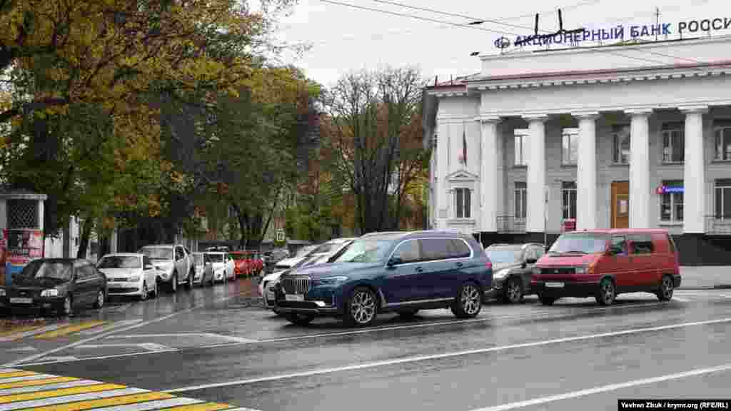 На улице Ленина автовладельцы поставили своих «железных коней» на «островке безопасности»