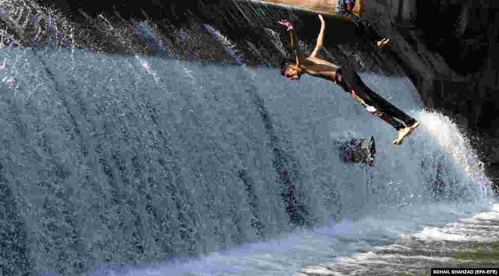 Пакистанські хлопці охолоджуються у водах греблі Сімли, щоб побороти спеку, під час карантину в Ісламабаді через пандемію коронавірусу (epa-EFE/Sohail Shahzad)  