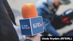 «Белсат» – супутниковий телеканал, мовить переважно білоруською, активно висвітлює протести у Білорусі