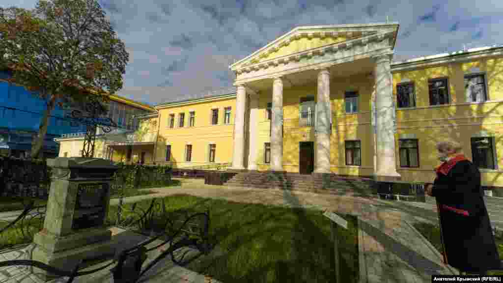 На заднем дворе колледжа. На переднем плане – могила губернского предводителя дворянства Александра Таранова-Белозерова. Согласно его завещанию, в 1826 году построили «странноприимный дом»