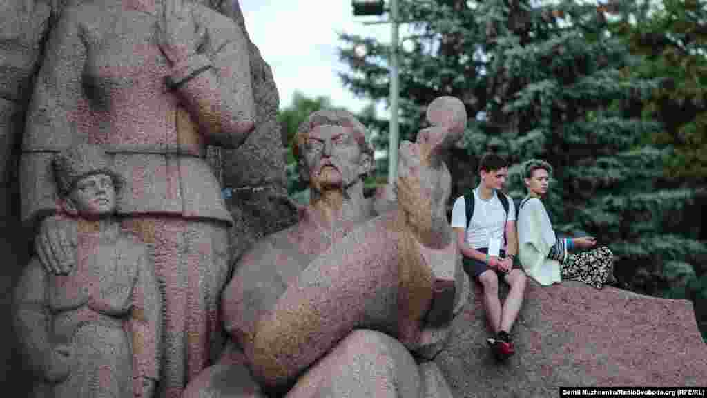 Закон, що має назву «Про забезпечення функціонування української мови як державної», гарантує позиції української мови у державному управлінні, сфері послуг, освіті й медіа. Він також передбачає відповідальність посадовців за незнання мови. Втім, ця норма діятиме лише через три роки від дати ухвалення закону