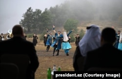 Президент Ильхам Алиев (слева на переднем плане) смотрит представление в Шуше в сентябре 2025 года.