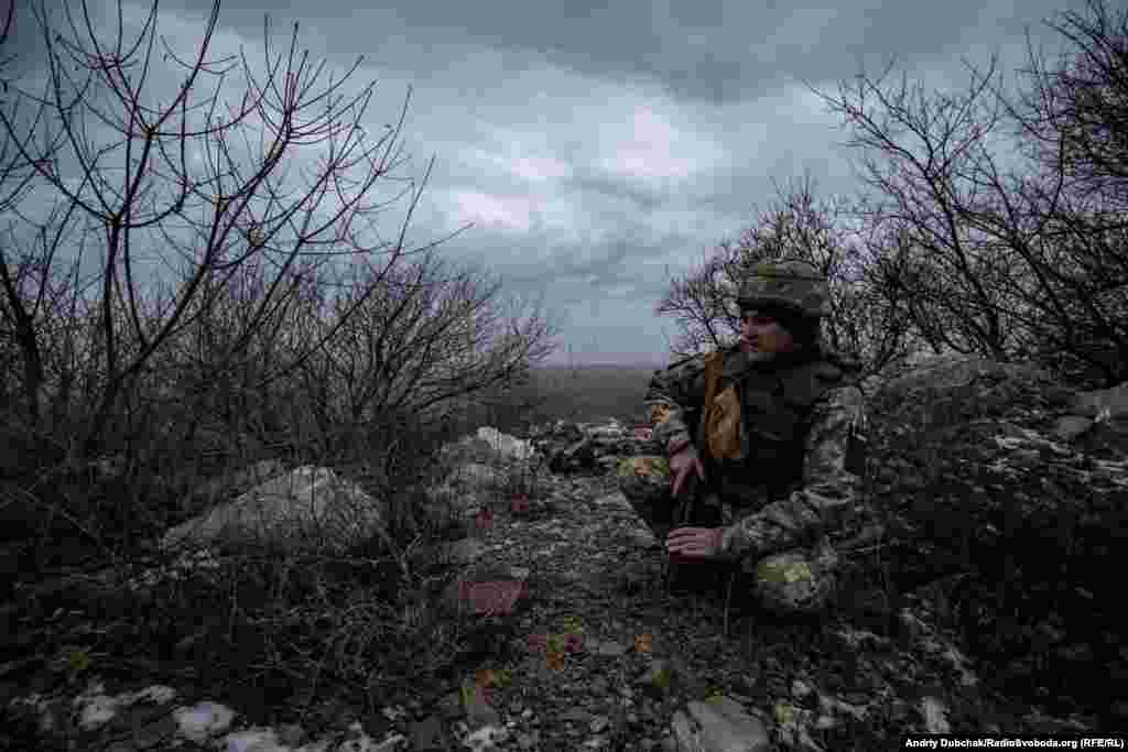 Український військовий спостерігає за активністю контрольованих Росією армійських формувань із вершини терикону у Донецькій області