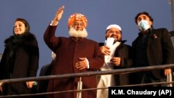 کارپوهان وايي، د مريم نواز او بلاول بوټو زرداري بیان بازي ښيې چې دواړه ګوندونه په مخالف لورې دي- عکس- ارشېف