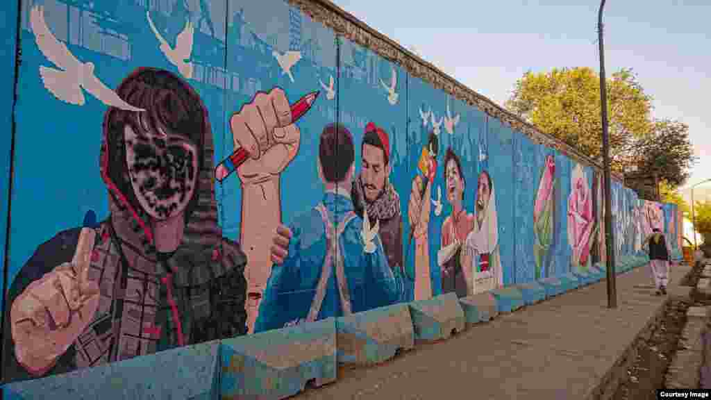 Мурал в Кабулі із зображенням жінки-виборця, зафарбований аерозольною фарбою, щоб закрити її обличчя  