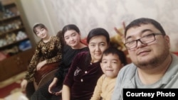 Акмал Абдуллаев с семьей