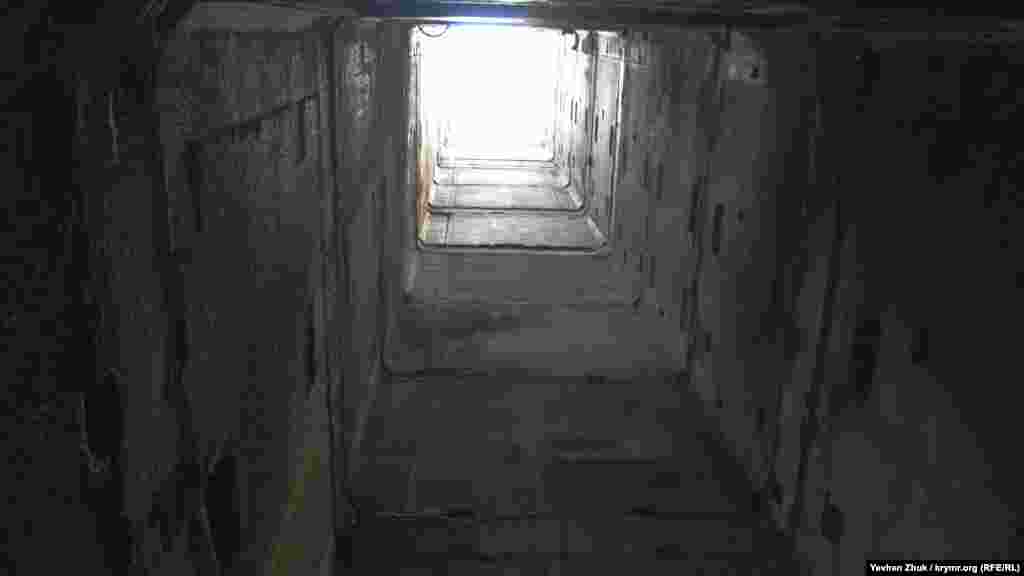 После распада СССР в 1990-е с объектов АЭС начали разворовывать черные и цветные металлы. И сегодня полы на многих этажах усыпаны обрывками оплетки электрокабелей. С 1995 по 1999 годы в машинном зале – турбинном отделении – проводились дискотеки фестиваля «Республика КаZантип»