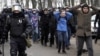 31 января 2021 года, полиция ведет задержанных на акции в поддержку Алексея Навального