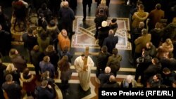 Vjernici u Hramu SPC u Podgorici