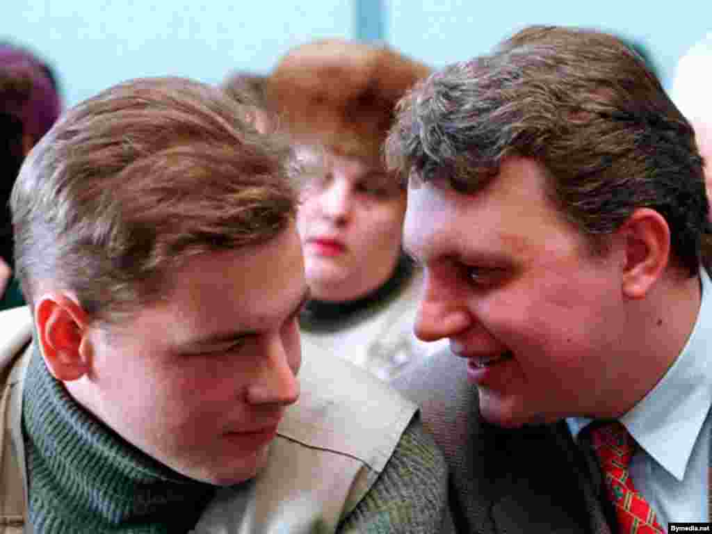 Дмитрий Завадский и Павел Шеремет в Ошмянском суде на процессе о незаконном переходе границы. 1998 год  