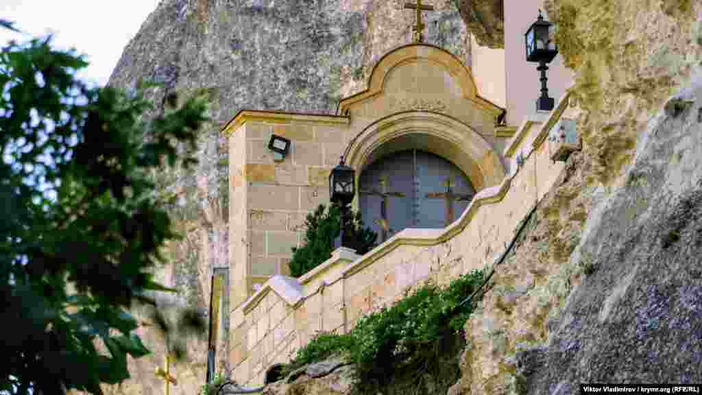 Свято-Успенский мужской монастырь в Бахчисарае. Храмовый комплекс является одним из обязательных мест посещения для туристов. Сейчас же – в разгар курортного сезона – на территории монастыря ведутся ремонтные работы. На экскурсии в мужском монастыре побывал корреспондент Крым.Реалии