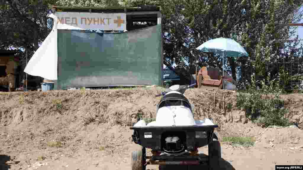 Кресло спасателя – пусто, катер готов к спуску, а медпункт параллельно служит массажным кабинетом