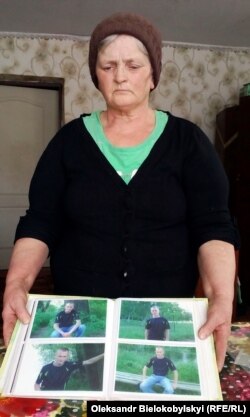 Галина Сторожок зібрала фотографії загиблого сина в один альбом і передивляється щодня