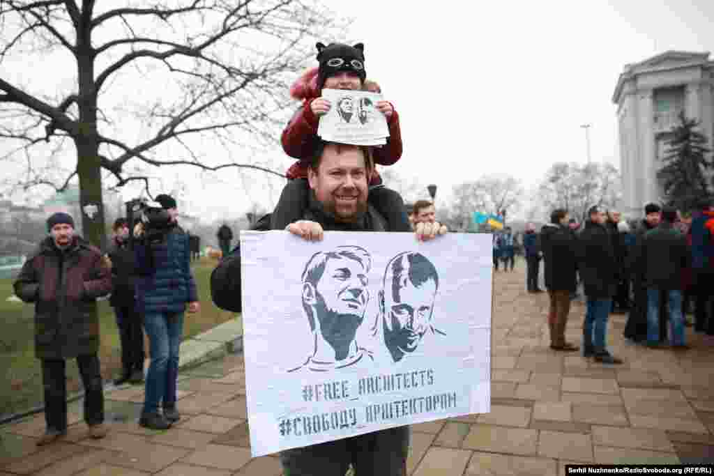 ...та висловлювали підтримку архітекторам Олександру Горбаню та Олексію Шемотюку, яких підозрюють у спробі підпалу споруди УПЦ (МП) біля фундаменту Десятинної церкви